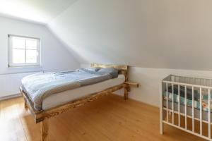 ein Schlafzimmer mit einem Bett und einem Kinderbett in der Unterkunft Peace Point in Velike Lašče