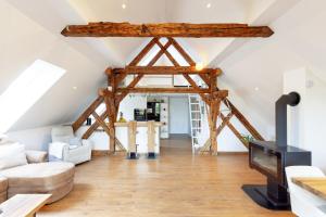 ein Wohnzimmer mit Holzbalken an der Decke in der Unterkunft Peace Point in Velike Lašče