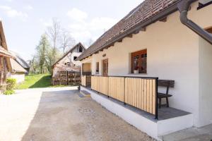 ein Haus mit Veranda und einer Bank an der Seite in der Unterkunft Peace Point in Velike Lašče