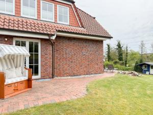 a brick house with a bench in the yard at Seebär in Scharbeutz