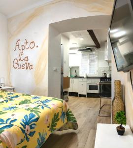 a bedroom with a bed and a kitchen at Apartamento La Cueva silencioso in Algarrobo