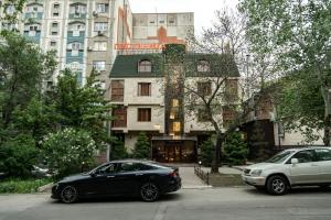 two cars parked in front of a building at Таугуль in Zhezdi