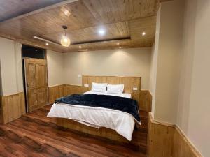 a bedroom with a bed in the middle of it at Monkeys Junction in Manāli