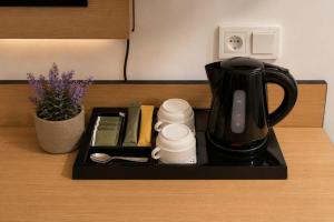 a coffee maker on a black tray on a counter at UNO Smart Soltau Wietzendorf in Soltau