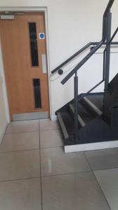 een hal met een deur en een trap in een gebouw bij Alton Apartments in Bradford