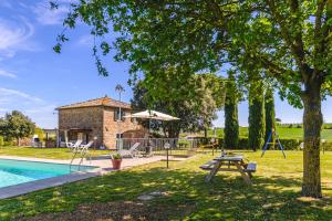 a house with a pool and a picnic table next to a tree at Villa Lo Stemma in Monte San Savino