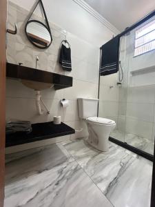 a bathroom with a toilet and a sink at Studio Industrial Moderno in Serra