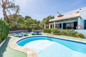 a villa with a swimming pool and a house at Apartamento Felipe 1-4 in Cala d´Or