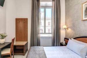 una habitación de hotel con una cama, un escritorio y una ventana en Hotel Sonya, en Roma 87 fotos más