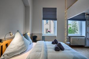a bedroom with a bed with a teddy bear on it at seeglueck Altstadt Urban in Konstanz