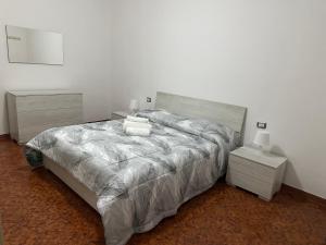a bedroom with a bed with two night stands and two lamps at Casa vacanze Pezzoli in Rovato