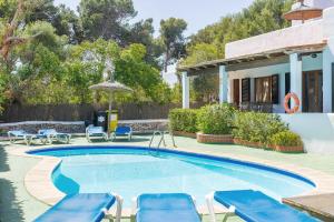 a swimming pool with chairs and a house at Apartamento Felipe 1-5 in Cacla D'or
