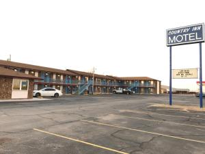 um parque de estacionamento vazio em frente a um motel em Country Inn Motel em Waukomis