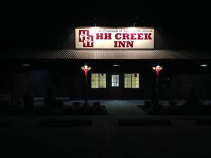 Una señal para una posada Hitz Creek por la noche en HH Creek Inn, en Seymour
