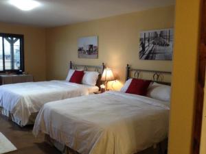 1 dormitorio con 2 camas y ventana en HH Creek Inn en Seymour