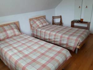 two beds sitting next to each other in a room at Casa Ionela nr 13- Complex de pensiuni si Casute la Munte in Ceahlău