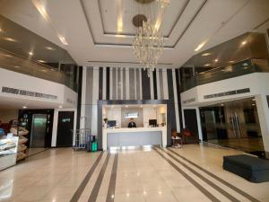 eine große Lobby mit einem Kronleuchter in einem Gebäude in der Unterkunft Crystal Suites Suvarnbhumi Airport in Lat Krabang + 93 Fotos