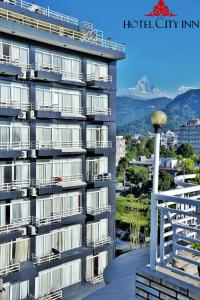 un edificio con balconi sul lato di Hotel City Inn - Mountain View a Pokhara