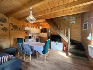 a kitchen and dining room with a table and chairs at Domek Twórczy Kąt in Święta Katarzyna