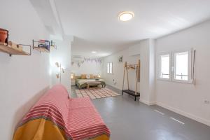 a living room with a bed and a couch at Apartamento Casa Sol Ronda in Ronda