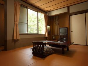 Una televisión o centro de entretenimiento en Hanano Koyado Jyu-bei