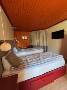 two beds sitting in a room with at Paatsalu Sadam in Paatsalu