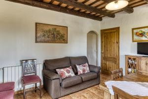 a living room with a couch and a table at Mas Pareta - La Morera in Fonolleras