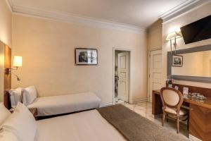 una habitación de hotel con cama y escritorio en Hotel Sonya, en Roma