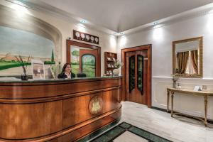 Una mujer sentada en un bar en una habitación. en Hotel Sonya, en Roma