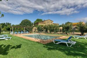a swimming pool with chairs in a yard at Mas Pareta - La Morera in Fonolleras