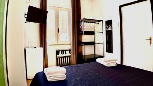 a bedroom with a bed with towels on it at META Affittacamere in Càbras