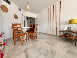 Zona d'estar a Titan, edificio Hipercor, con Parking
