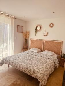 a bedroom with a bed and a window at LE TERRACOTTA COTE D'AZUR - Proche PLAGE - Terrasse & Confort - CLIM - Parking et Wifi Gratuit- OFFRE SPECIALE in Fréjus