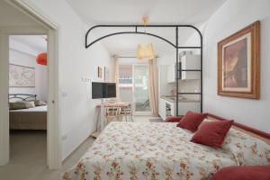 a bedroom with a bed and a dining room at Casa vacanze vento di mare in Alghero
