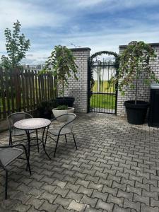 a patio with a table and chairs and a fence at The Manor in Pilsen