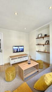 a living room with a tv and a coffee table at 2 Hermanas 2 in Cudillero