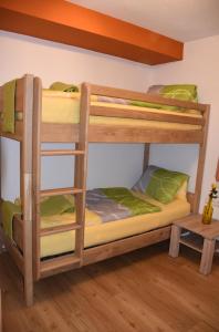 2 letti a castello in una camera con tavolo di Gut Maierlehen a Radstadt Altre 28 foto