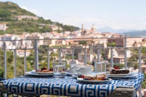 ein blau-weißer Tisch mit Essen darauf in der Unterkunft Aquaboutique Wellness&Spa in Vietri