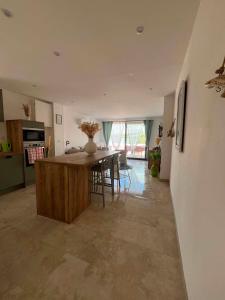 a kitchen and dining room with a table and chairs at Les clés de Jules in Gruissan