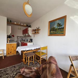 a living room with a table and a kitchen at Kwatera bez cioci in Gdańsk
