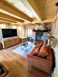 a living room with a couch and a tv at Casa Eddy in Bale