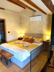 a bedroom with a large bed with two stuffed animals on it at Casa Eddy in Bale