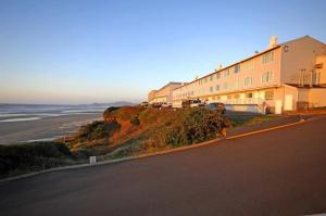 a building on a hill next to the beach at Seagrass Oceanfront Inn in Newport