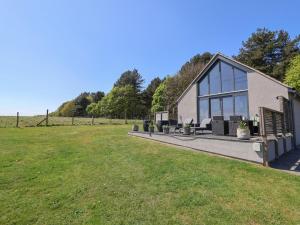 a house with a large lawn in front of it at Polly's Annexe in Ipswich