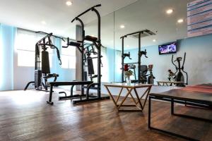 ein Fitnessstudio mit Laufbändern und Ellipsentrainern in einem Raum in der Unterkunft Crystal Suites Suvarnbhumi Airport in Lat Krabang