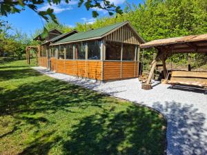 Taman di luar Natura Chalets