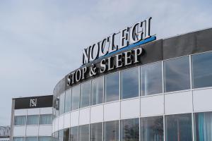 a sign on the side of a building at Noclegi Stop and Sleep Zgorzelec in Zgorzelec