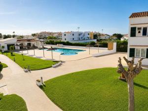 a view of a yard with a swimming pool at Cala Porter Brise Marine in Cala en Porter