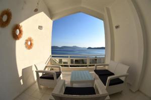 a balcony with a table and chairs and a view of the ocean at 7 Oda Söğüt in Marmaris