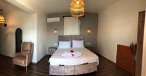 a bedroom with a bed with a flower on it at 7 Oda Söğüt in Marmaris